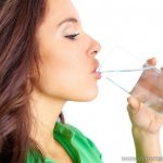 los beneficios de beber agua para perder peso