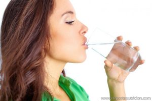 los beneficios de beber agua para perder peso