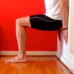 Ejercicio sentadillas isometricas en casa