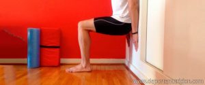 Ejercicio sentadillas isometricas en casa