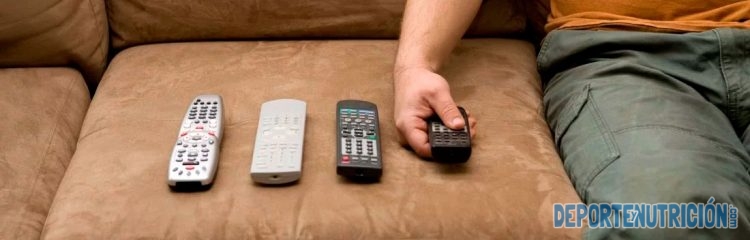 Hombre sedentario sofa